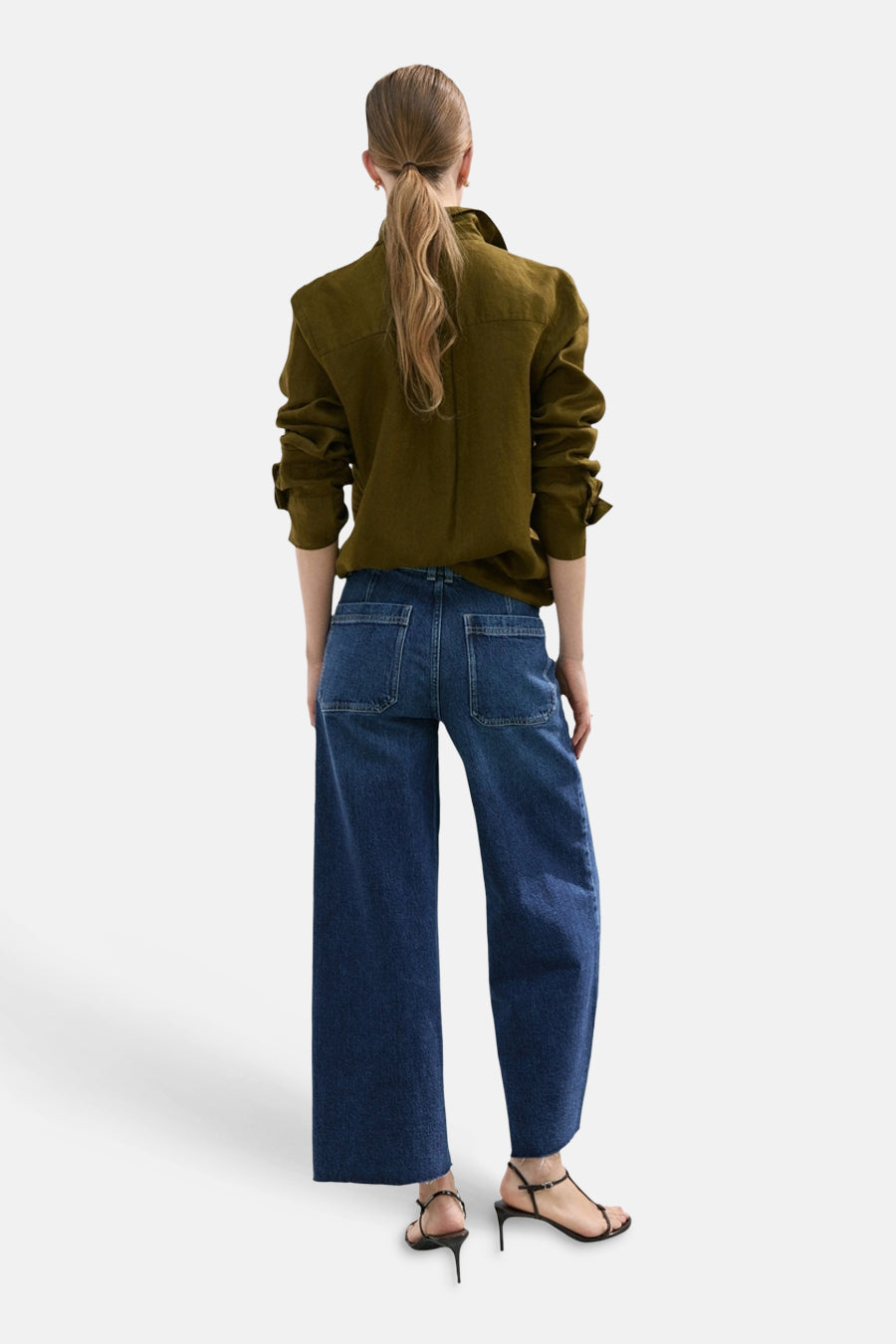 CATHERIN mid blue denim jeans wide van MANGO, met wijde pijpen en achterzakken, gezien van achteren.