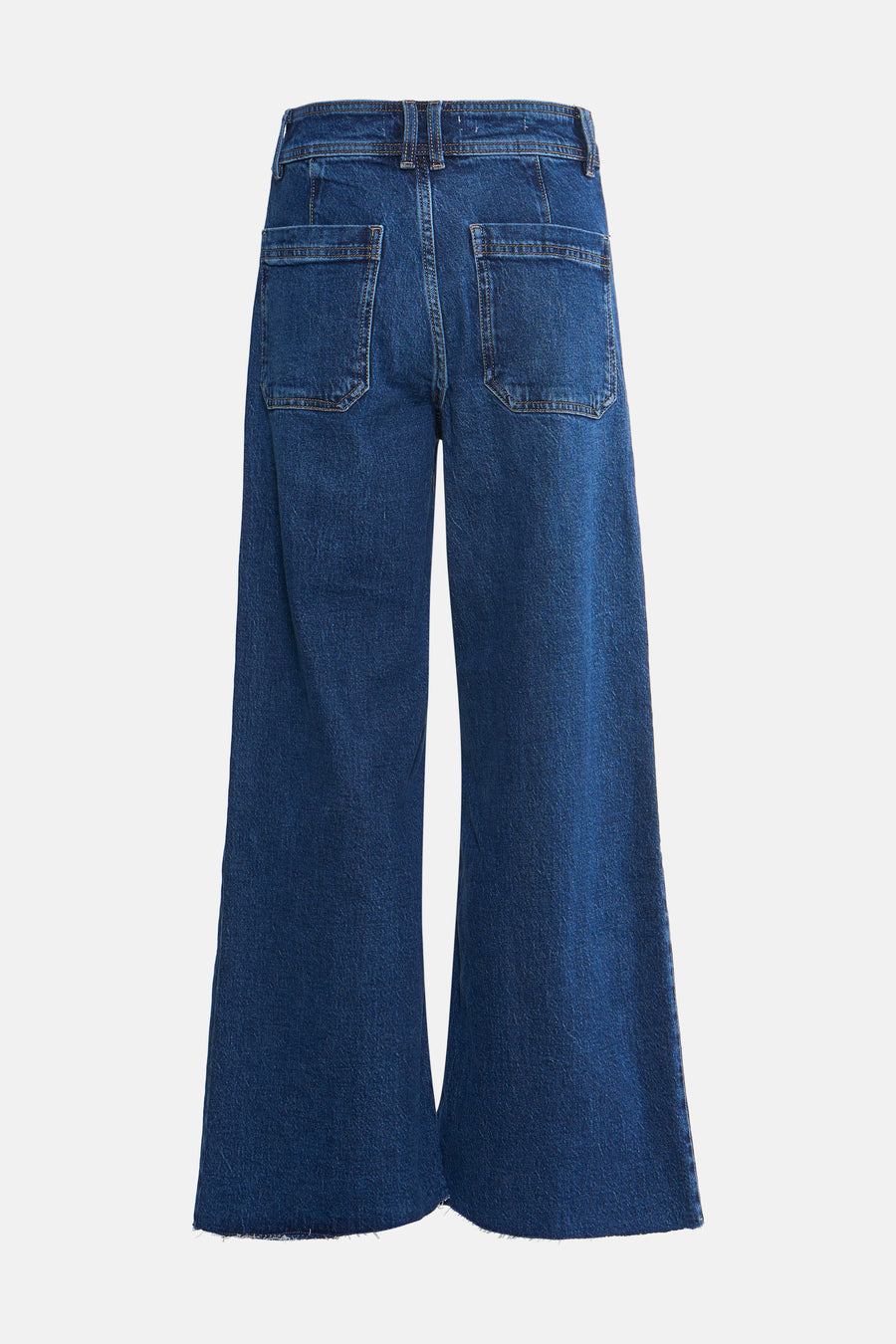 Jean large bleu marine de MANGO, avec poches arrière et ourlet effiloché.