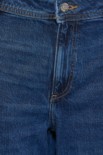 Jean en denim bleu moyen de MANGO, avec une braguette et une fermeture à bouton.