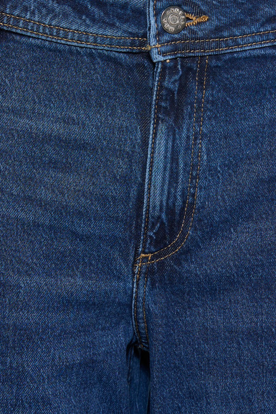Jean en denim bleu moyen de MANGO, avec une braguette et une fermeture à bouton.