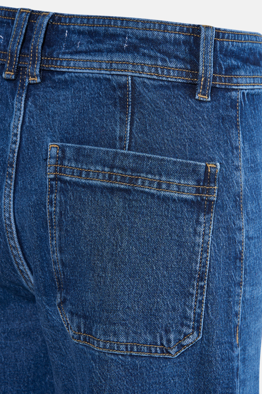 Jeans large bleu moyen de MANGO, avec poche arrière et passants de ceinture, gros plan.