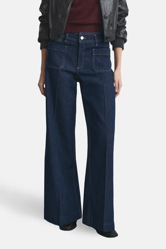 Jean décontracté bleu marine de denim MANGO, vu de derrière, avec des jambes larges et des poches brodées.