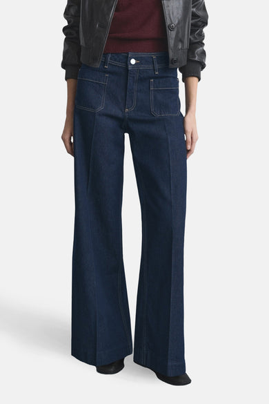 Jean décontracté bleu marine de denim MANGO, vu de derrière, avec des jambes larges et des poches brodées.