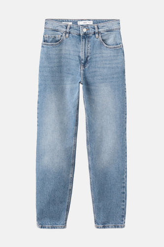 Jean mom en denim en bleu moyen de Mango, avec un lavage subtil et des poches classiques.