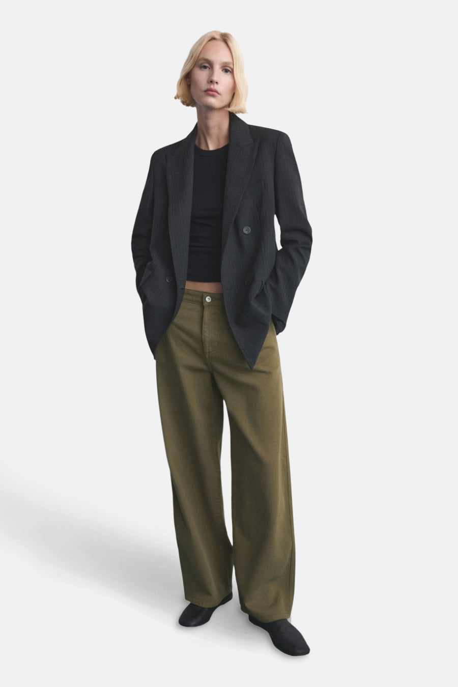 Jeanon M M M MANGO,ééé avec une top noir et un no noir.