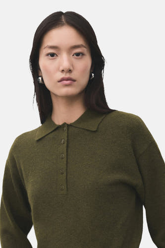 T-shirt khaki avec col rond de MANGO, à longues manches et design simple, vu par derrière.