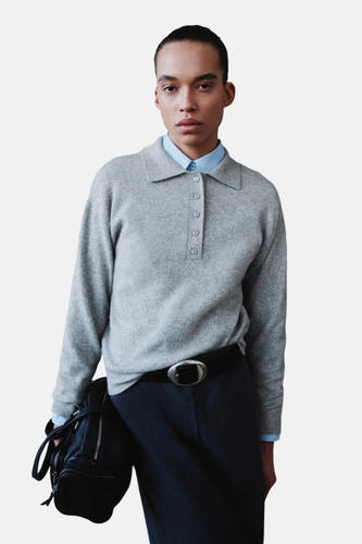 Sweat-shirt gris avec col rond de MANGO, vu de l'arrière avec des manches longues et un motif uni.