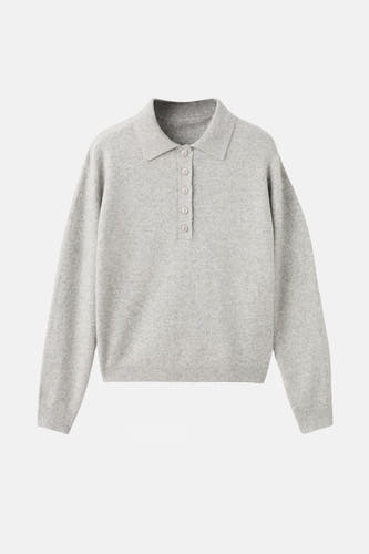 Sweat-shirt gris à col rond de MANGO, avec un col rabattu et une fermeture à boutons.