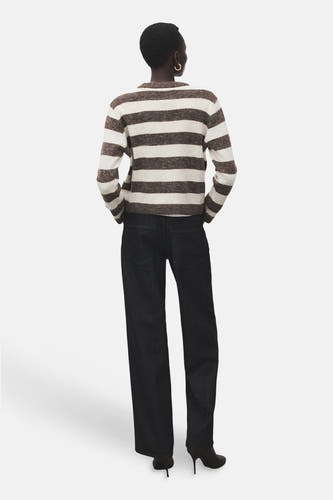 Multikleurige trui met ronde hals van MANGO, met bruine en crèmekleurige strepen, gecombineerd met zwarte jeans en hakken.