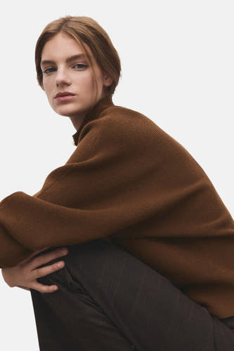 Col rue Mango de,,, long long long combinéesée avec une pantaline large. photo lifestyle.
