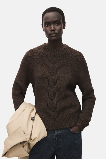 Pull marron avec col rond de MANGO, à manches raglan, porté avec des jeans bleus foncés, vu de derrière.