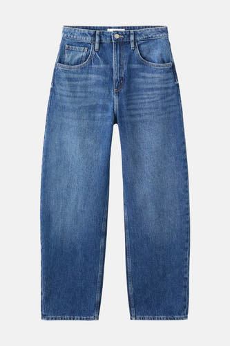 Jean bleu moyen de MANGO, avec une jambe large et une texture denim classique.
