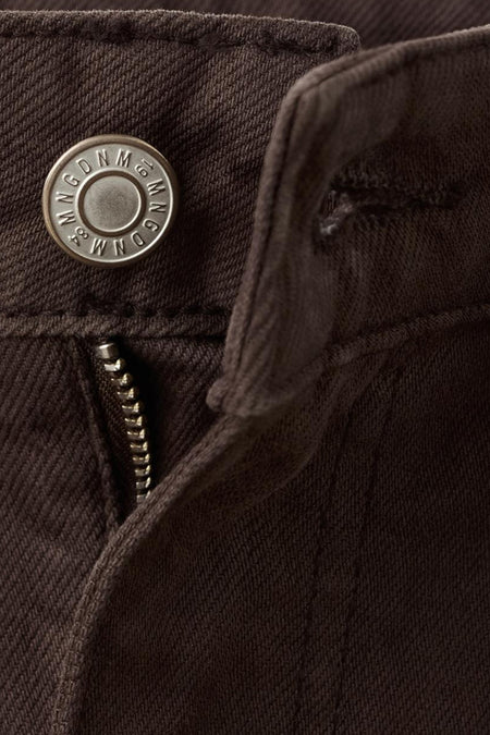 Jean bleu de MANGO, avec un bouton et une fermeture à glissière argentés.