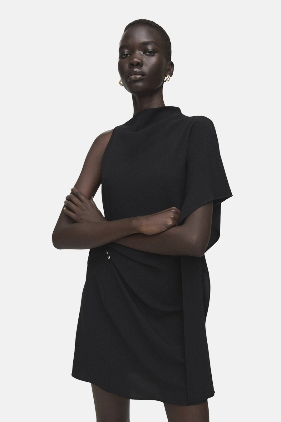 Robe noire sans manches de MANGO, avec un design asymétrique et un drapé élégant.