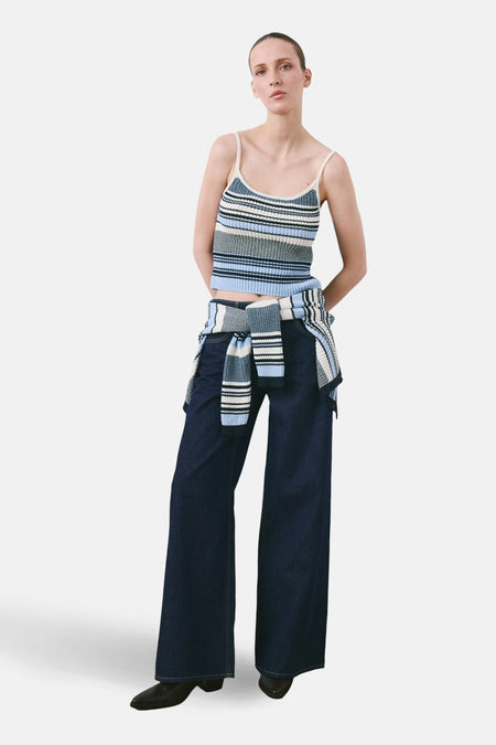 Multikleurige top met spaghettibandjes van MANGO, met horizontale strepen en gedragen met wijde, donkere jeans en zwarte schoenen.