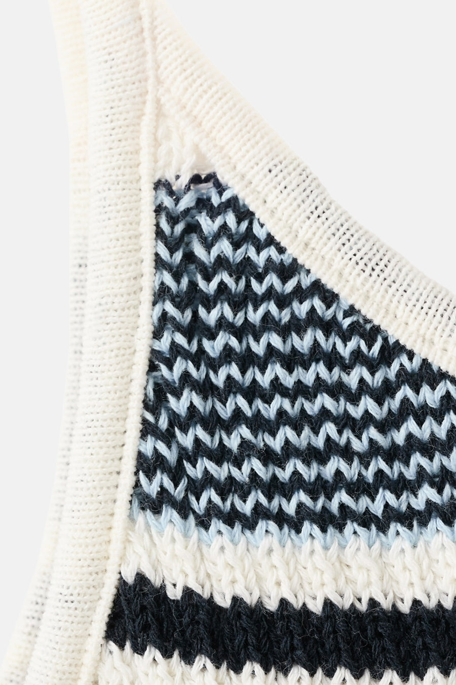 Multikleurige top met spaghettibandjes van MANGO, met gestreept en zigzag breipatroon.
