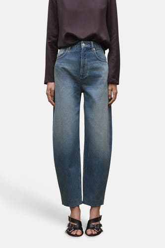 Jean coupe spéciale denim bleu moyen de MANGO, avec une taille haute et une coupe décontractée.