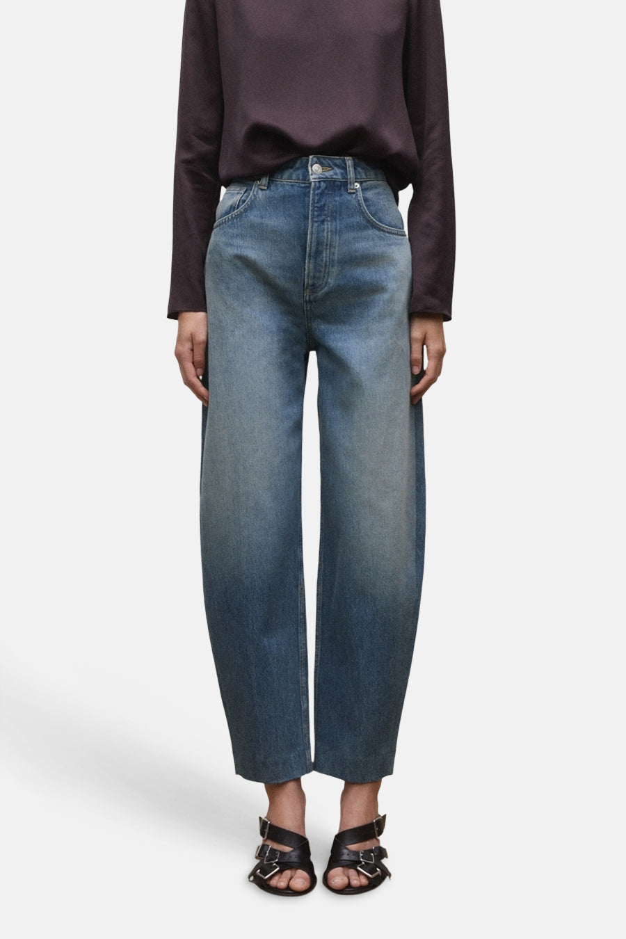 Jean coupe spéciale denim bleu moyen de MANGO, avec une taille haute et une coupe décontractée.