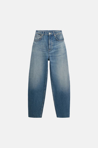 Jean en denim bleu coupe spéciale de MANGO, à jambes larges et effet délavé.