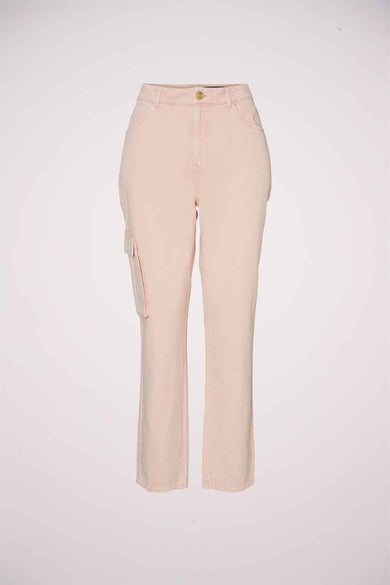 Pantalon cargo rose de NOISY MAY, vu de l'arrière, avec des poches sur les côtés.