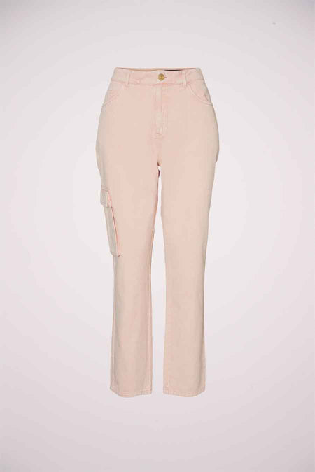 Pantalon cargo rose de NOISY MAY, vu de l'arrière, avec des poches sur les côtés.