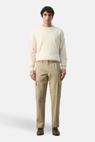 Pantalon beige de MANGO, avec poches sur la jambe et chaussures marron.