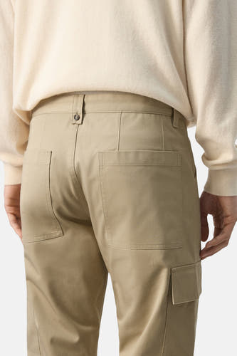 Pantalon beige de MANGO, avec poches arrière et une poche cargo sur la jambe, vue de dos.