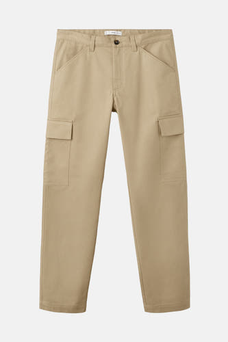 Pantalon beige de MANGO, avec poches cargo et fermeture à boutons, sur fond blanc.
