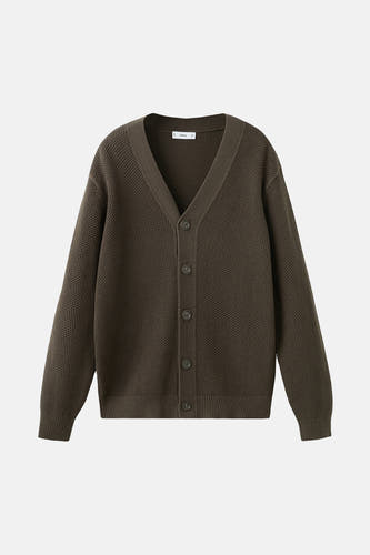 Gilet marron de MANGO avec col en V, fermeture boutonnée et texture en maille épaisse.