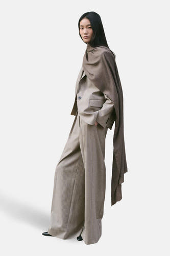 Pantalon de costume marron de MANGO avec rayures craie et détail bouton.