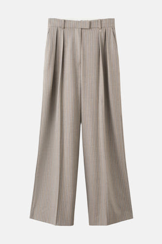 Pantalon de costume marron, de MANGO, avec un motif à rayures et jambes larges.