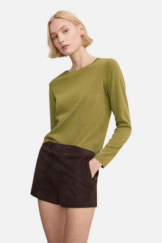 Pull kaki à col rond de MANGO, vu de dos, combiné avec un short marron.