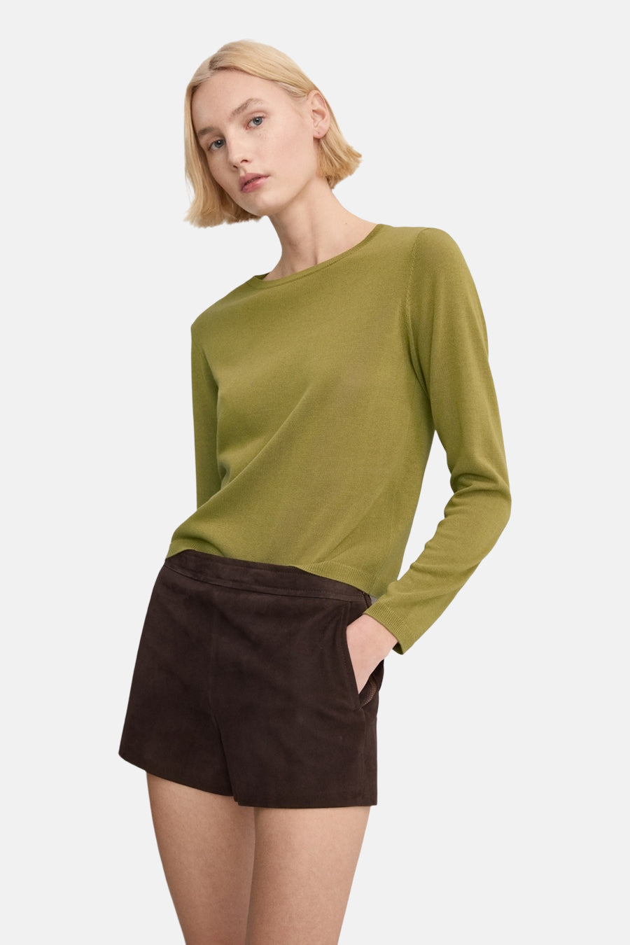 Pull kaki à col rond de MANGO, vu de dos, combiné avec un short marron.
