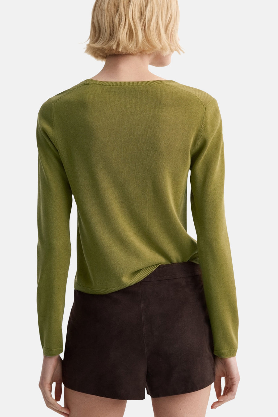 Khaki trui met ronde hals van MANGO, gezien van achteren, gecombineerd met een bruine short.
