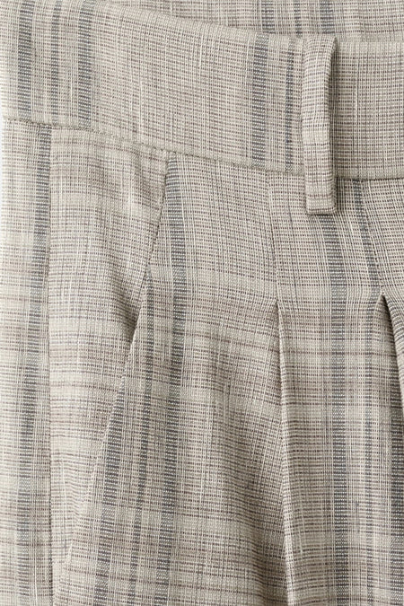 Beige broek van MANGO, met een subtiel gestreept patroon en plooien aan de voorkant.