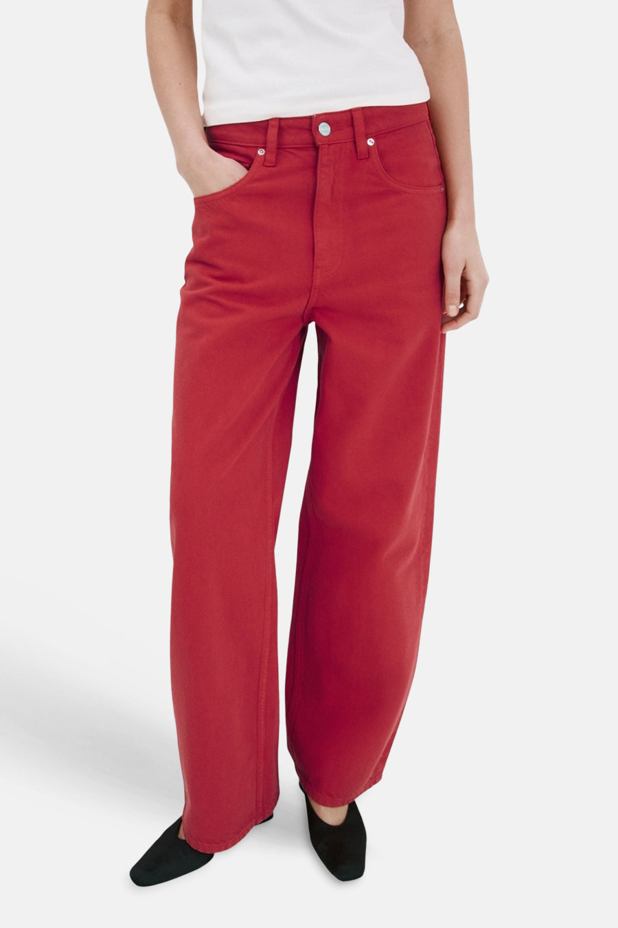 Jean rouge MANGO à jambes larges, vue arrière, porté avec un t-shirt blanc et gris.