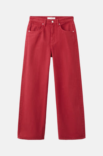 Jean rouge MANGO à jambes larges, cinq poches et détails argentés.