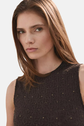 Haut marron de MANGO avec un design sans manches, une texture fine et de petits clous brillants.