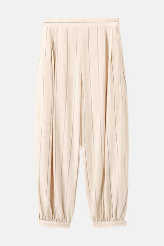Pantalon écru à rayures de MANGO, en imitation lin avec une coupe ample et des chevilles plissées, porté par un mannequin.
