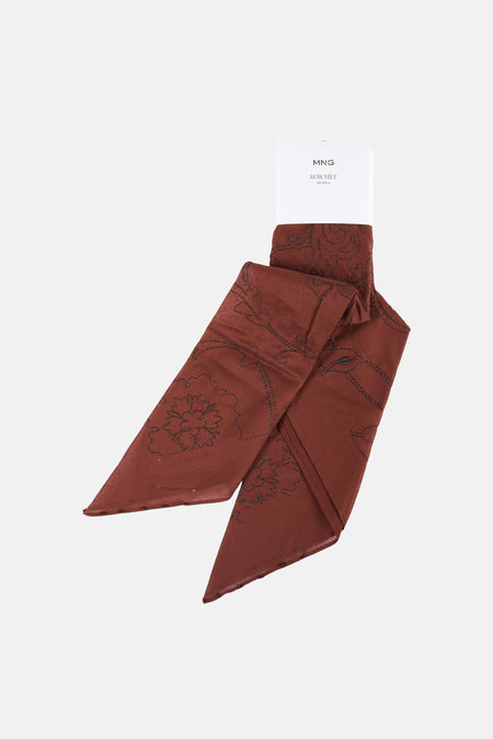 Écharpe d'été marron de MANGO avec des motifs floraux sombres brodés, présentée pliée.