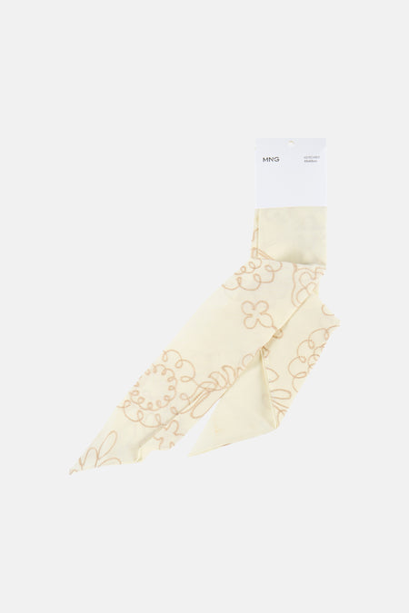 Foulard d'été de couleur crème de MANGO, avec des boucles brodées dorées et plié avec l'étiquette "KERCHIEF 68x68cm".