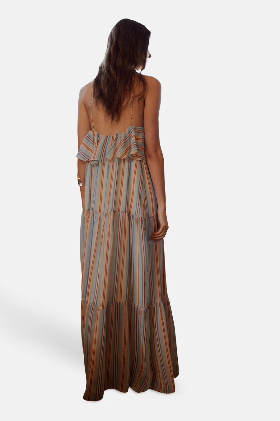 Multicolor gestreept mouwloos kleedje van MANGO met ruches, spaghettibandjes en gelaagde rok, gezien van achteren.