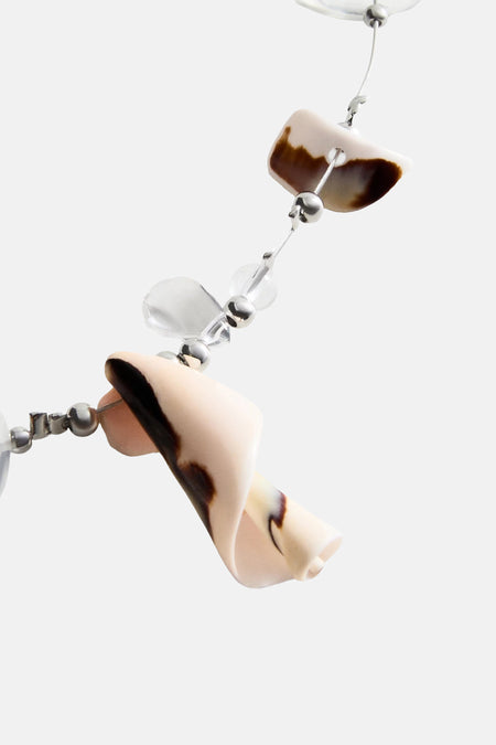 Collier court multicolore de MANGO avec des éléments irréguliers en coquillage ou en résine beiges et marron et des perles transparentes.