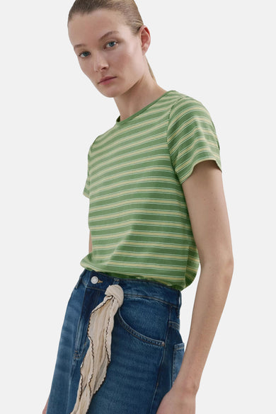 T-shirt vert et rayé de MANGO, dos du mannequin avec queue de cheval blonde et main dans la poche d'un jean bleu.