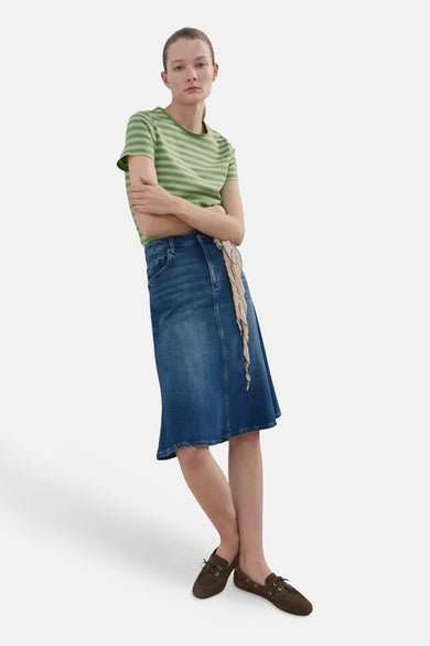 T-shirt à manches courtes rayé vert-beige de MANGO, associé à une jupe en jean bleue.