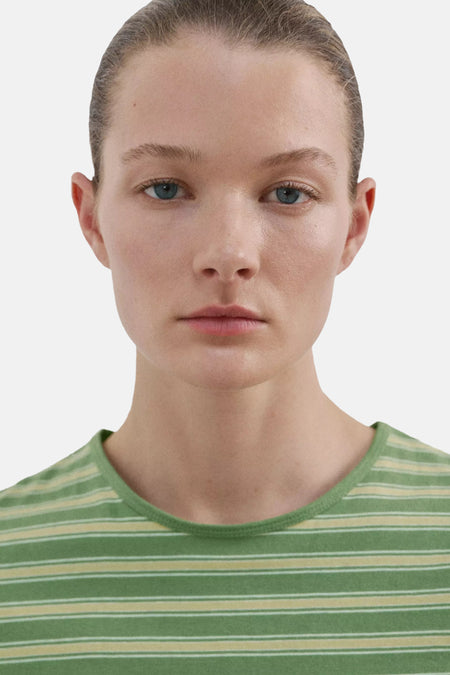 T-shirt rayé vert de MANGO avec des rayures horizontales jaunes et blanches, porté par un mannequin.