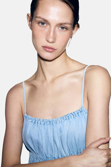 Lichtblauw denimkleedje van MANGO, met smalle bandjes en geruchte taille, close-up voorzijde