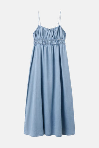 Lichtblauw denimkleedje van MANGO, met smalle bandjes en geruchte taille, volle rok, front view