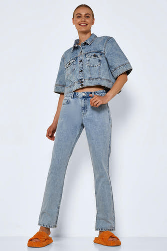 Jean droit en denim bleu clair de NOISY MAY, associé à une veste en denim coordonnée et des chaussons orange.