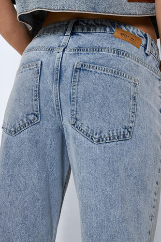Jean droit bleu clair de Noisy May, avec des poches arrière et une étiquette en cuir sur la ceinture.